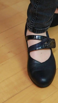 穿着露出连裤袜和舞蹈风格的鞋子 - 优雅的脚挑逗