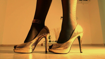 LegsOnHeels: Metto le mie calze di nylon prima di iniziare a...