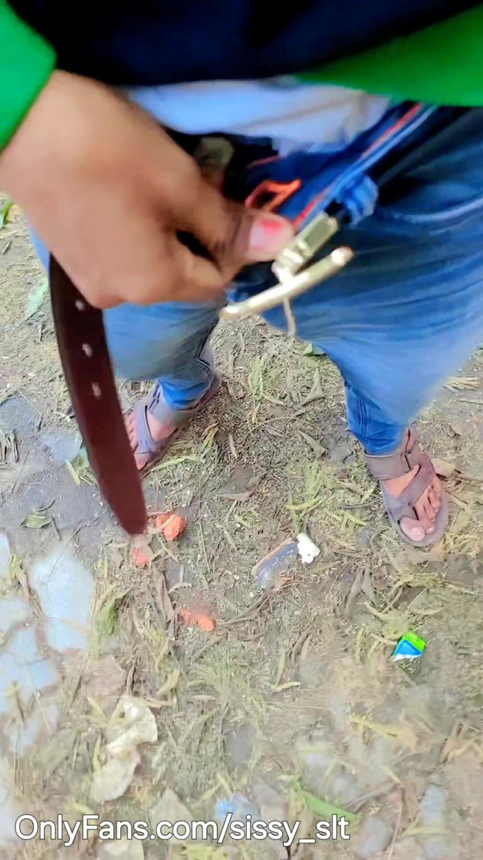 Sissy Bisexual: Berjalan bogel dan kencing di luar rumah