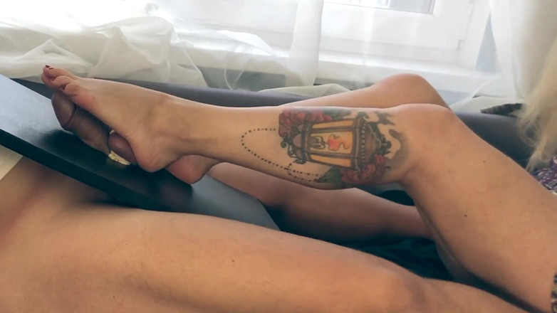 Amateur_fetish: ボールを粉砕する足