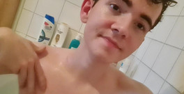 Prettyboi2000x: 「Bathing Yesterday Owo!」の動画どんな寄付やいいねも大歓迎です!