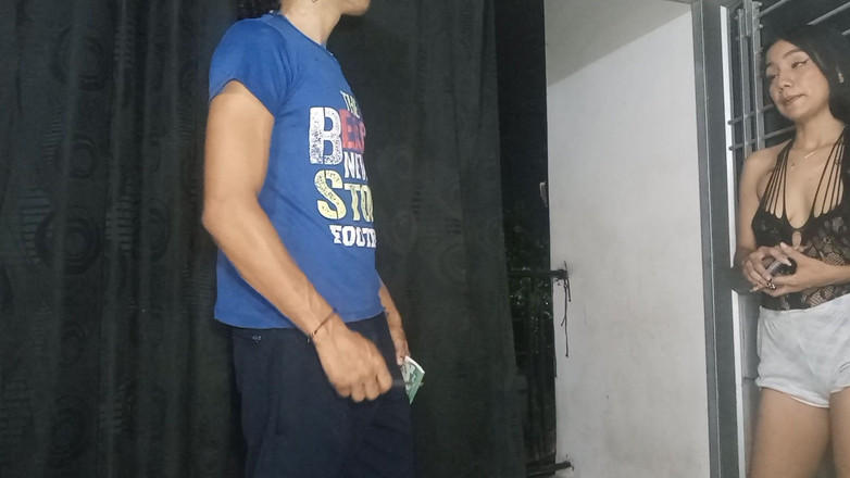 gledyxxx: 我的小继妹最后一次看到我操我们的继母时非常饥渴，现在她想要我操她的阴户