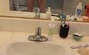 Hapatrap: Wanhopig aftrekken in de badkamer