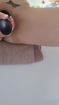 Orgasme rintihan yang kuat dengan alat penggetar...