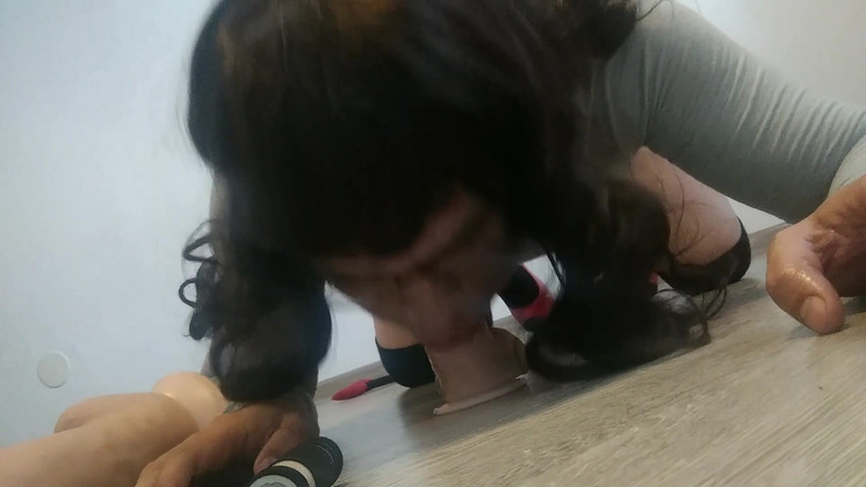 Alinatgirl: Sissy đĩ đào tạo đút sâu vào họng