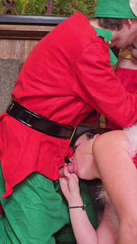 Ibu tiri seks threesome biseksual natal melatih perinya untuk ngentot santa