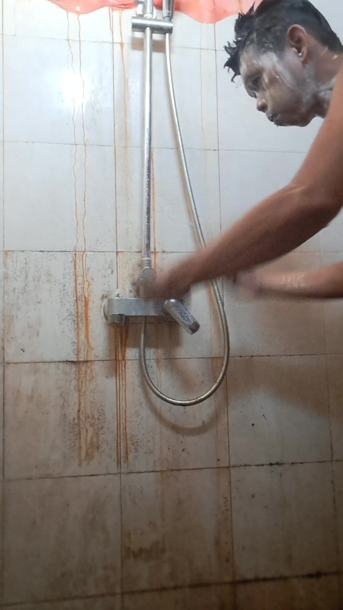 David Studio: Hombre adulto de piel exótica tomando un baño por la...