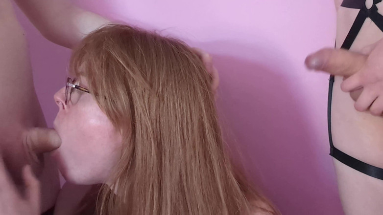 PrincessKitti3: Op mijn knieën, de pikken van mijn twee trans-kamergenoten zuigen