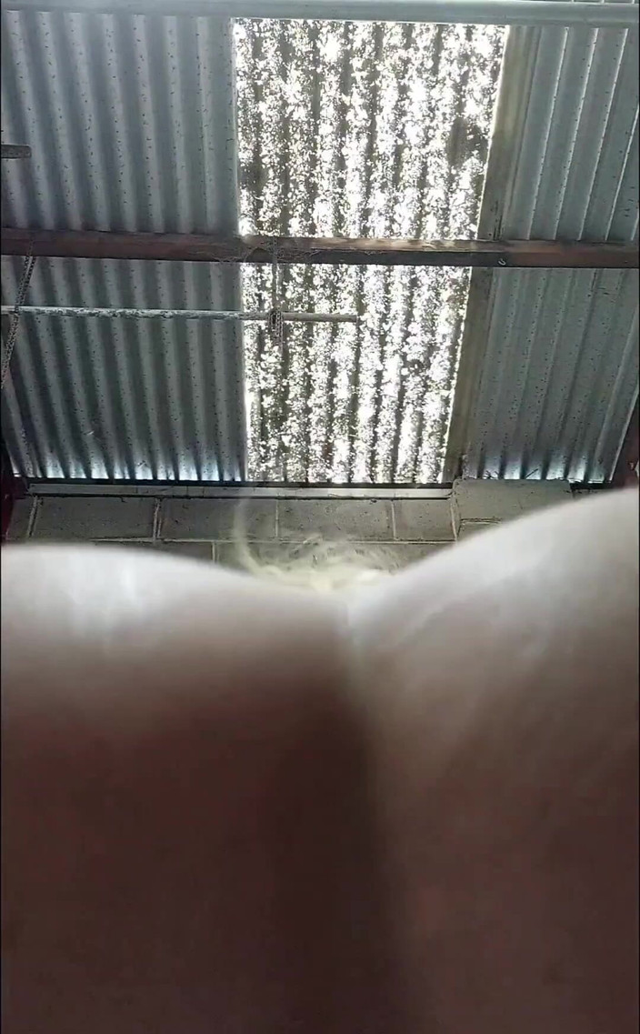 Michellexm: Nuda accovacciata con plug anale