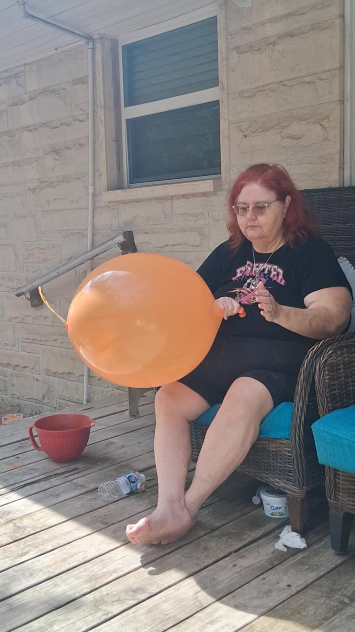 BBW nurse Vicki adventures with friends: La Bella Infermiera Vicki Ha Una Richiesta per Far Esplodere...