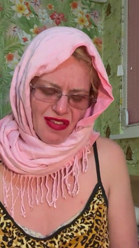 Dominerande styvmamma straffar och förödmjukar hennes styvson