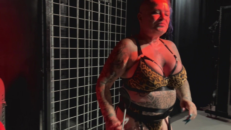Domina Dark: Bukan Gloryhole Yang Dia Pikirkan