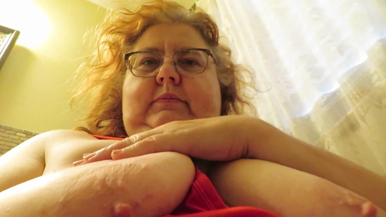 BBW nurse Vicki adventures with friends: Body tour nv en baño peludo coño mear