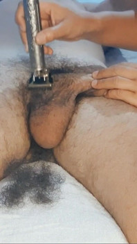 Aku suka mencukur tubuh pacarku, peler dan kontol besarnya.