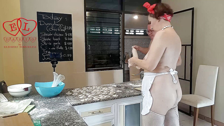 Strange stepfamily: Nudistische haushälterin Regina Noir kocht in der küche. Nacktes zimmermädchen...