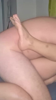 Bella scopata fatta in casa con un enorme dildo e una macchina da succhiare figa