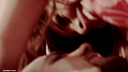 Lesbian Babe Stare: かなりレズビアンは、いくつかのホットセックスのためにお互いにおもちゃを使用します