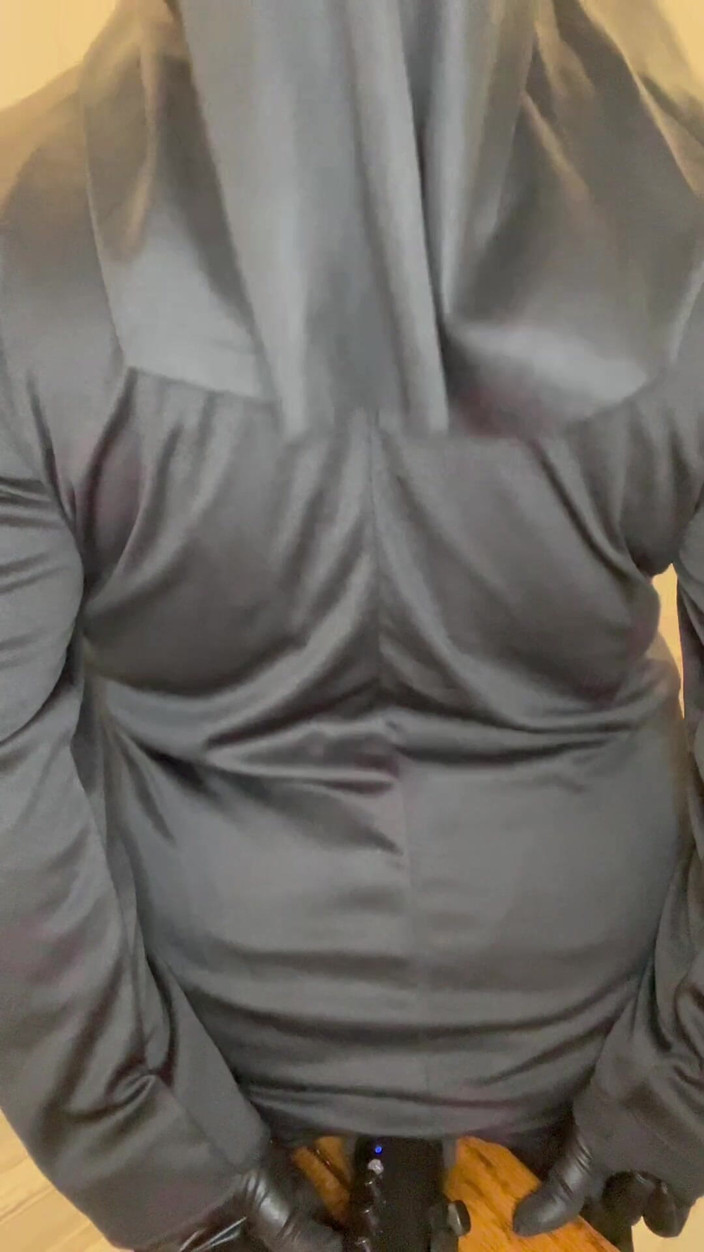 Anye Meshell: Una suora culona pecca con un microfono asmr!