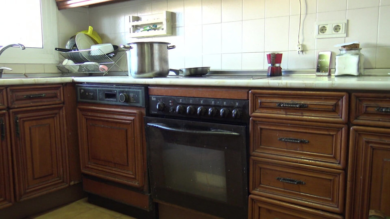 Stepmom Susan: Donna vestita uomo nudo - miLF arrapata ingoia il suo sperma...