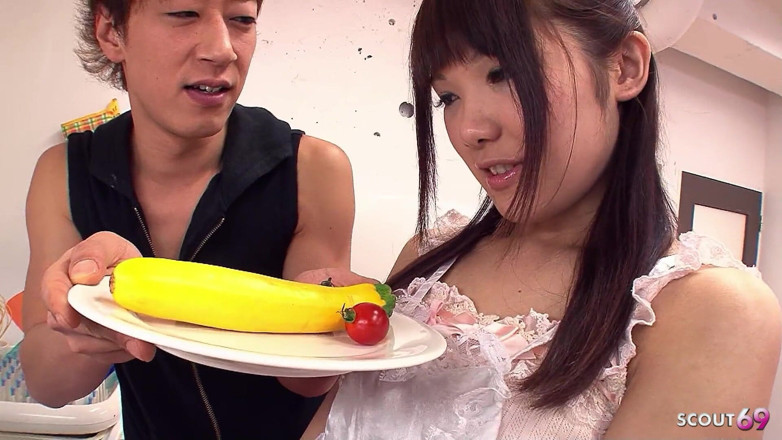 Asian porn collection: Asiática señora de la limpieza teen seducida por jefe y...