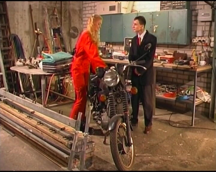 Deutsche XXX Filme: A esta elegante rubia de Alemania le gusta jugar con...