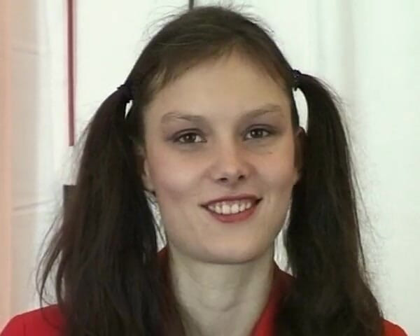 YOUR FIRST PORN: Schlanke Claudine Hat Endlich Ein Orgasmus