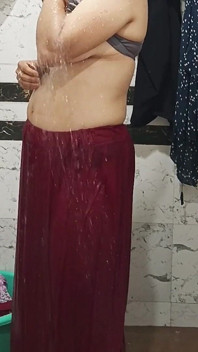 Priya bhabi tắm đít bự
