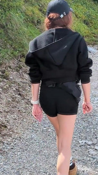 Es gibt keine Sünde auf der Alm! Transe masturbiert auf 1.800 Metern!