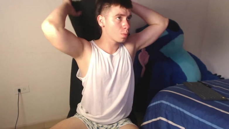 Icyhot707: Je me masturbe et montre mon cul à la caméra