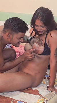 Tejaswani, star du porno indienne populaire, baise avec son fan avec une énorme bite de 8 pouces, elle crie quand elle est plus à l’intérieur
