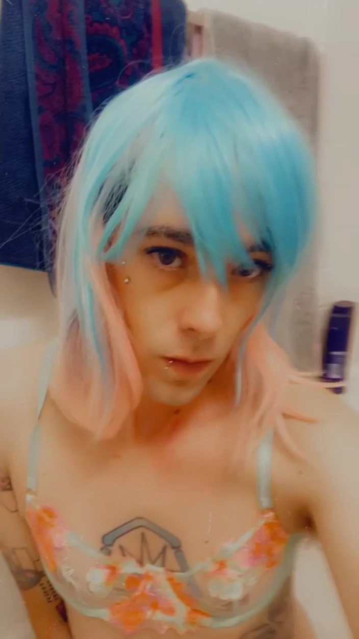CarmenMelatonin: Cosplay bikini babe