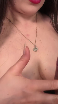 Un Bon Garçon Donne Tout Son Sperme Sur Mes Doigts Et Mes Seins Collants