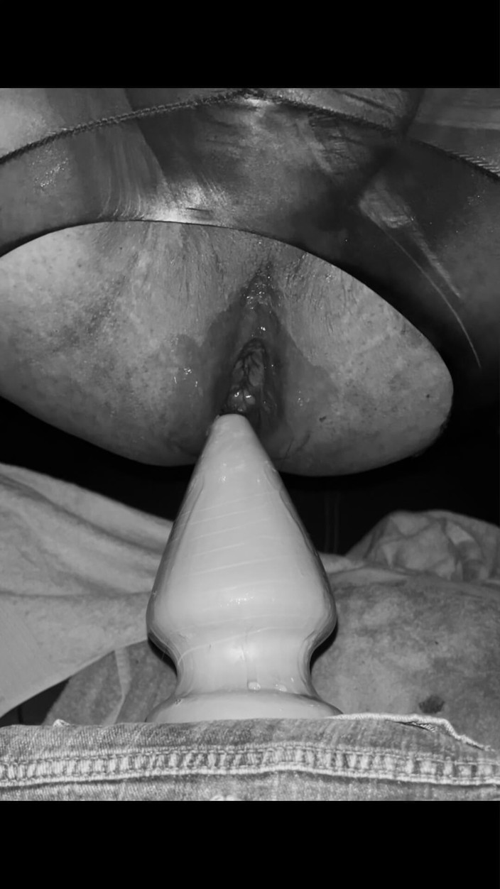 Zerithz: Un plug anal de 13 pouces de diamètre dans mon cul
