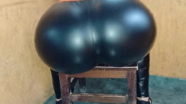 Xprohibidox1: Polis berpantat besar mengalihkannya