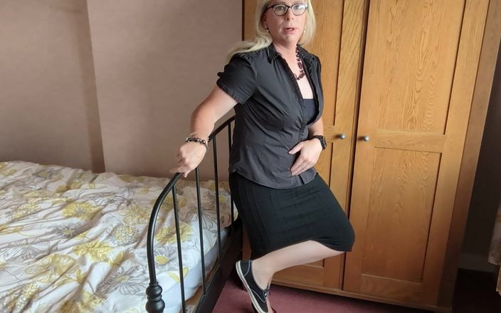 NikkiGee: Трохи часу в ліжку з Ніккі