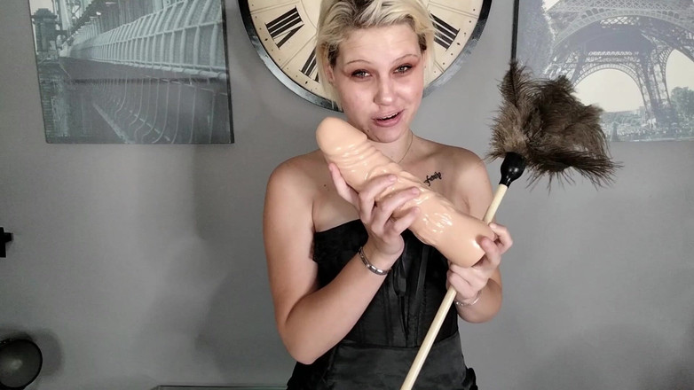 domslutfucker: Sarışın korse sürtük binmek için doğru dildoyu bulana kadar farklı...