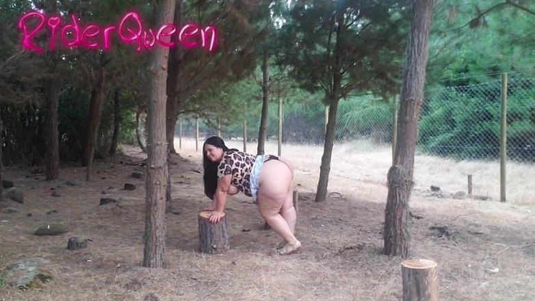 Riderqueen BBW Step Mom Latina Ebony: 야외에서 섹시한 새엄마를 숭배하는 후장
