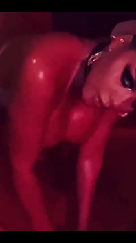 Ms Red X suka mengusik telanjang berlapis