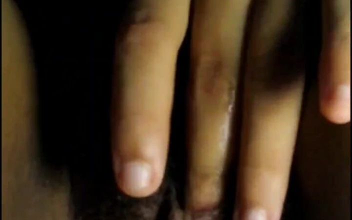 Alin: Figa bagnata ragazza indiana di 19 anni