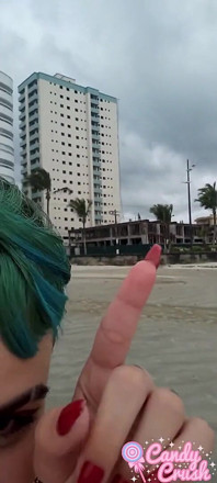 Une influenceuse suce une bite en public sur une plage