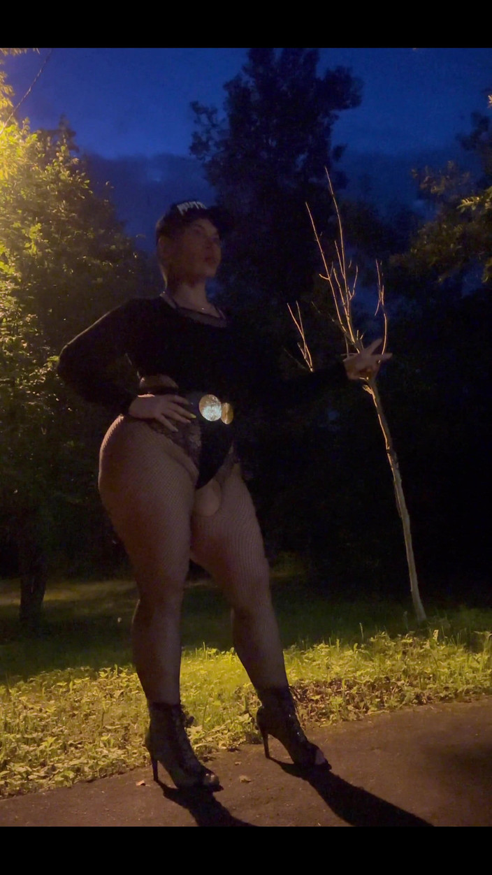 KarmenMilf: Noční procházka