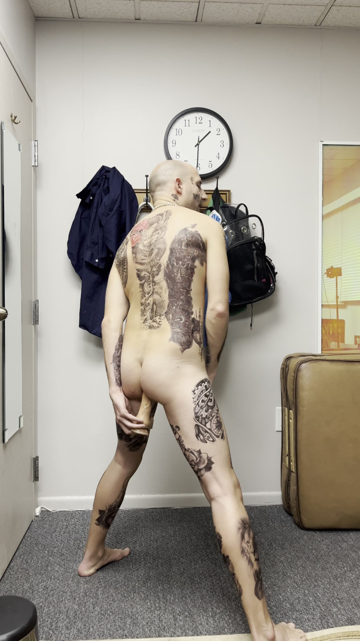 Straight ish Jake Grand: Gezicht getatoeëerde twink aftrekken terwijl dildo wordt geneukt