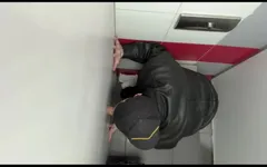 Scally Chav boy en chaqueta de cuero prueba el gloryhole en la primera vez