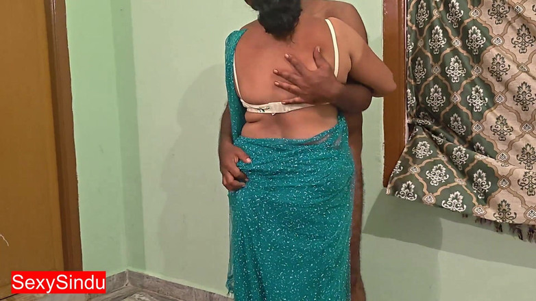 Sexy sindu: Seksi yenge şeffaf sari içinde ateşli göbek gösteriyor