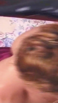 Junger typ fickt zum ersten mal eine blonde transe in ihr enges arschloch