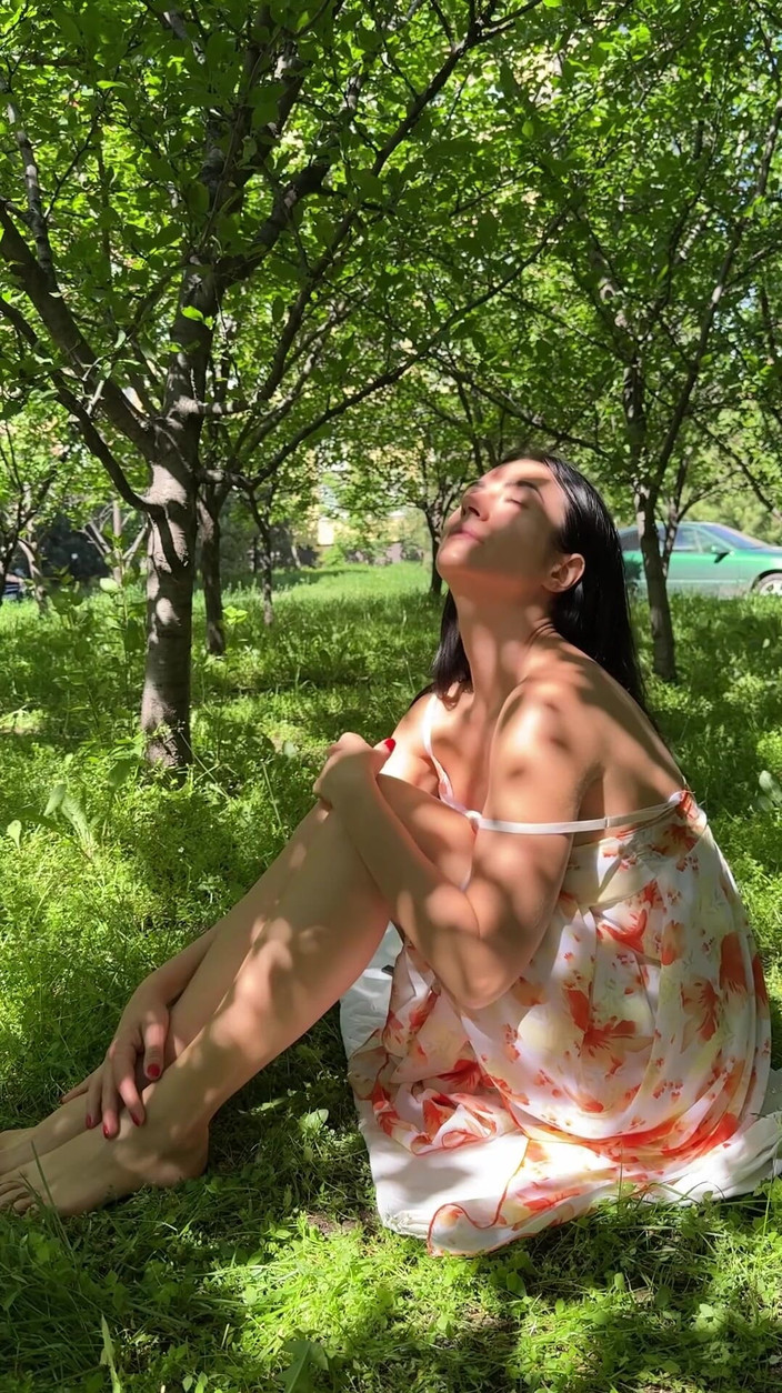 Princess Monica: Provocante all'aperto a piedi nudi