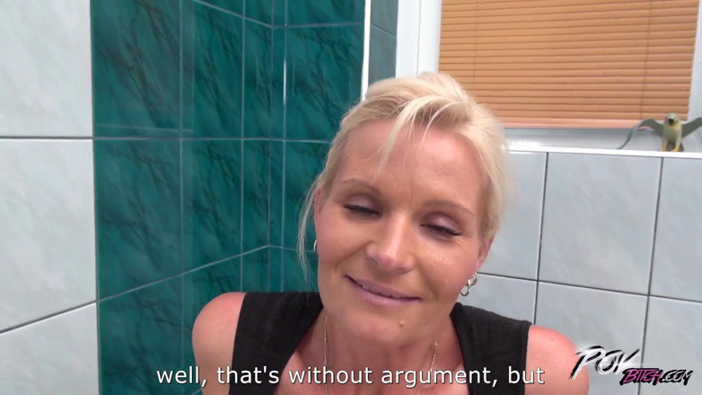 POV Bitch: Sexy MILFka provokuje chlapa s krátkou sukní a uniformou služky