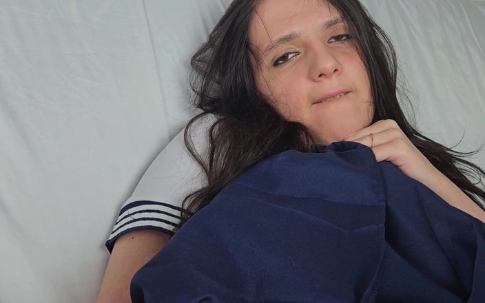 French Julia: कॉलेज गर्ल डिल्डो ढूंढती है और उसके साथ अपनी गहरी चूत में खेलती है