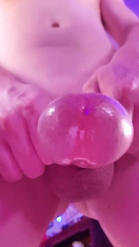 얼굴에 정액을 뚝뚝 흘리는 거유 펨보이