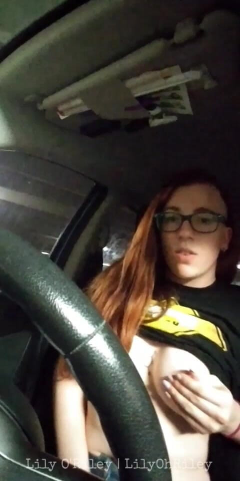 Lily O'Riley: Riskantní parkovací garáž Klitoris tření auto masturbace